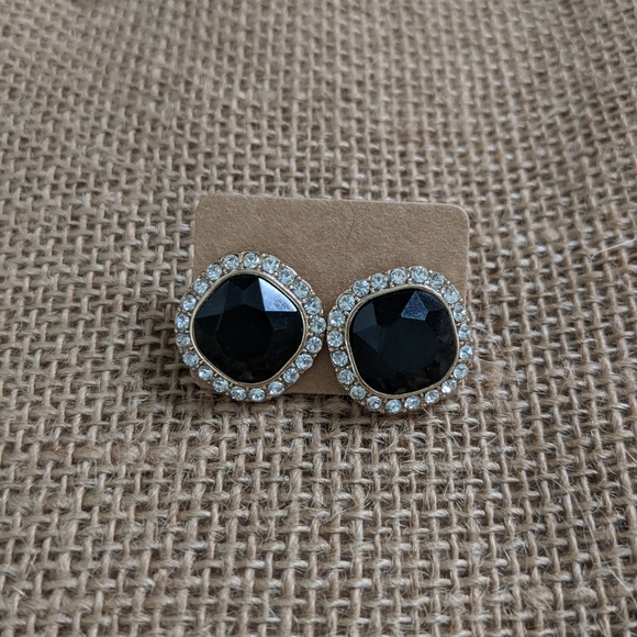 Jewelry - Stylish pierced earrings Great used condition